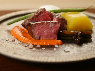 炭火の香り、濃厚な旨みがあふれる『牛ヒレ肉の炭火焼き』