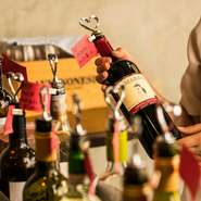 時間制限なしのワインビュッフェ（1人1600円）も人気。みんなでいろんなお酒を飲み比べながら、エンドレス女子会なんていかが？赤・白、スパークリング、サングリアなど、約20種類のワインが自由に楽しめます。