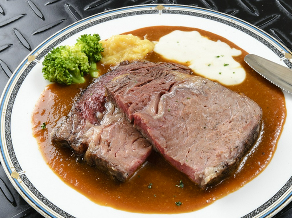 柔らかな食感とトリュフの香りを楽しめる『極厚ローストビーフ　トリュフがけ』