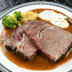 柔らかな食感とトリュフの香りを楽しめる『極厚ローストビーフ　トリュフがけ』