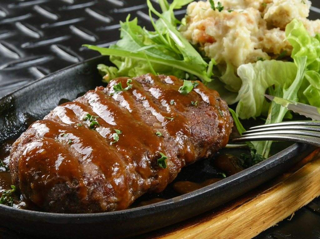 一つひとつ手ごねで丁寧につくられた『和牛ハンバーグ300g』