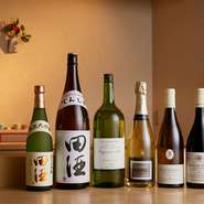 料理とのペアリングを考慮して吟味されたお酒がズラリ。「田酒」「豊盃」と「陸奥八仙」など、青森県産のものを中心に全国の日本酒を取り揃えています。旬のものもあり、訪れる度に異なる一杯に出合えるハズです。