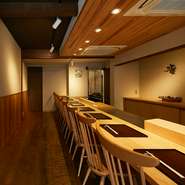 優しい色合いの照明がフワッと包み込んでくれる店内。柾木氏が生み出すアットホームな雰囲気も魅力です。“和”を基調にした上質な空間で、勝負のかかった接待なども叶います。