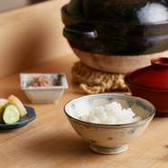 お米は滋賀県産の「キヌヒカリ」を使用。一粒ひとつぶがしっかりしていて、噛み締める度に甘さ・うまみが口の中に広がります。ちりめん山椒と漬物、卵黄の醤油漬けなど、さまざまなお供と一緒にいただけます。