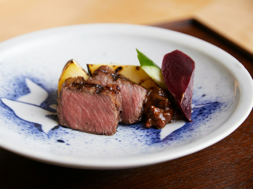自家製のもろみ味噌を付けていただく『旬の食材の焼き物（お肉）』