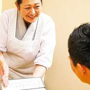 「ほっこり温か、気持ちがくつろげる接客が目標です」と語る潟淵氏。長期滞在のゲストには、メニューにない食事のリクエストに応えるなど臨機応変に対応。実家にいるかのような温かなもてなしで迎えてくれます。