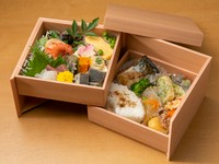京料理ほうざんのお持ち帰り用、使い捨て二十段弁当箱で、季節の味わいを手軽にお楽しみいただけます。2日前までにご予約下さい（お引き取りのみの商品となります）