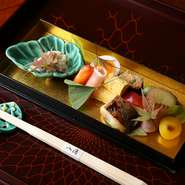 美しく盛り付けられた『八寸』は、魅せるための器も料理によって変えられます。食材もさることながら、あしらいによって四季の移り変わりが分かります。