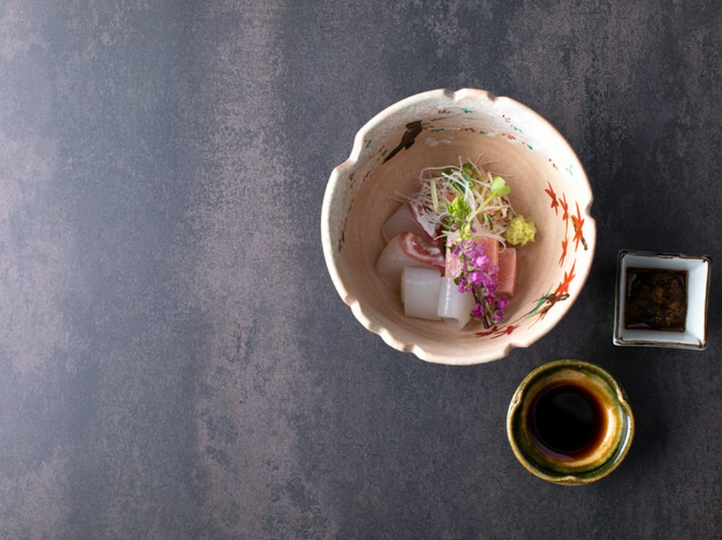 毎朝中央市場でしいれた旬の鮮魚を