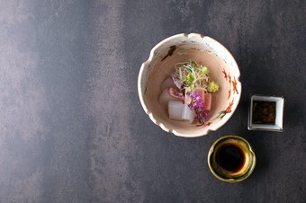 毎朝中央市場でしいれた旬の鮮魚を