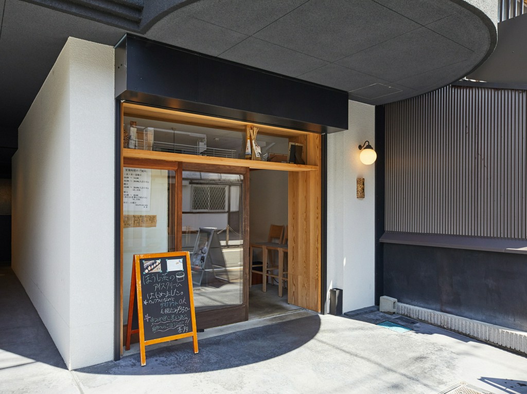 誰でも気軽に入れる、ガラス張りのカジュアルな外観