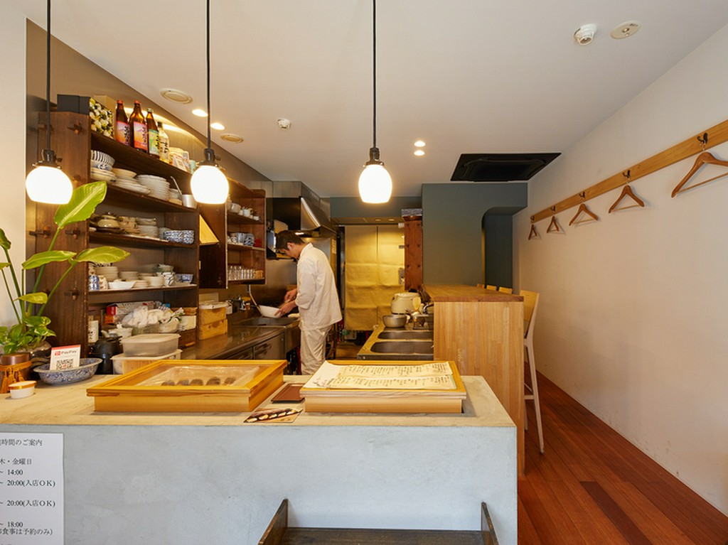 手前のカウンターには、テイクアウト用の『天むす』が並ぶ