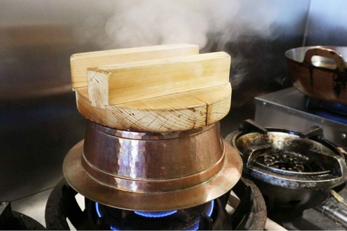 熱が均等に入る銅の羽釜で炊かれたご飯は、ふっくらツヤツヤ