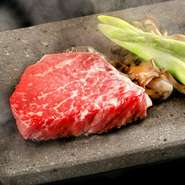 ランプ肉の中でも特に柔らかい「ラム芯」を使用したステーキ。赤身のおいしさがしっかりと感じられます。ステーキに適した上質なお肉を心ゆくまで堪能できます！