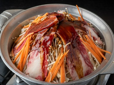 3種類の鍋料理は2名から注文OK。具材に猪肉を選ぶことも可