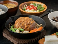 ソースはドミグラスか和風玉ねぎから。
日替わり惣菜・野菜・スープ付き
