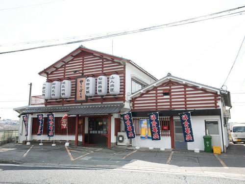 駐車場完備。国道176号線沿いにあり、車での来店に便利