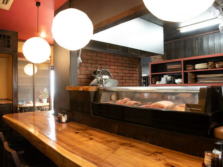 カウンター席の前のショーケースには、厳選された肉がずらり