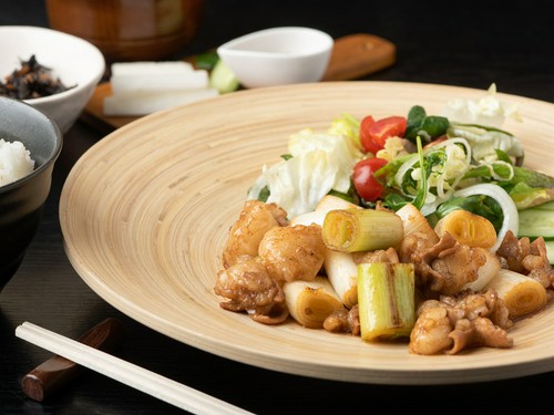 肉には野菜をたっぷり添えてヘルシーに。女性にもオススメ