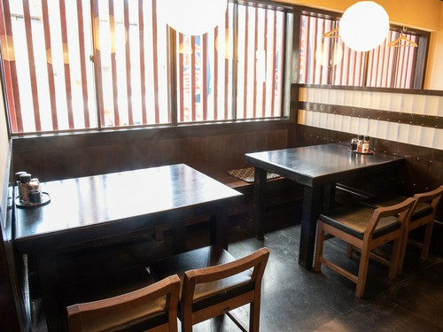 ランチにぴったり。カジュアルに利用できるテーブル席