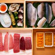 京丹後の春夏秋冬の魚介を生かし、その持ち味を堪能できる鮨と料理をご提供。とくに、7月中旬までしか漁期がない天然とり貝は日本随一の味。肉厚で大きく、最上の旨みと食感です（早めの予約がおすすめ）。