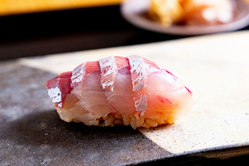 お造りは鮮度重視、鮨ネタはベストな熟成をかける高度な技を駆使