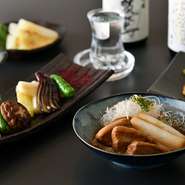 運営母体が酒類販店ということもあり、日本酒が豊富に取り揃えられています。毎月数種類の銘柄が新たに入荷。訪れる度に違った味に出合えるのも同店の魅力の一つです。