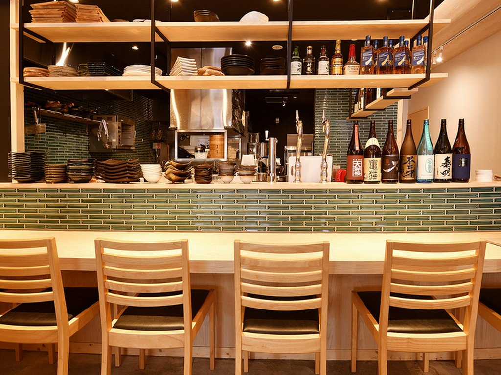 一人飲みを満喫できる、おしゃれなカウンター席を完備