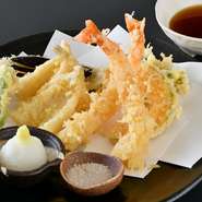 蕎麦焼酎や、蕎麦の香りが楽しめる蕎麦湯割りなど、蕎麦店らしいメニューが用意されています。その他の銘柄も、珍しいものをラインアップ。料理に合わせた提案も可能なので、スタッフに相談するのも手です。