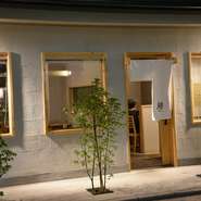 果実酒をはじめ、飲みやすいドリンクが充実しており女性同士の集まりにも最適です。中でもカシスのリキュールは濃厚で、とろりとした舌ざわりが特徴的な銘柄を用意。ぜひ試してみては。
