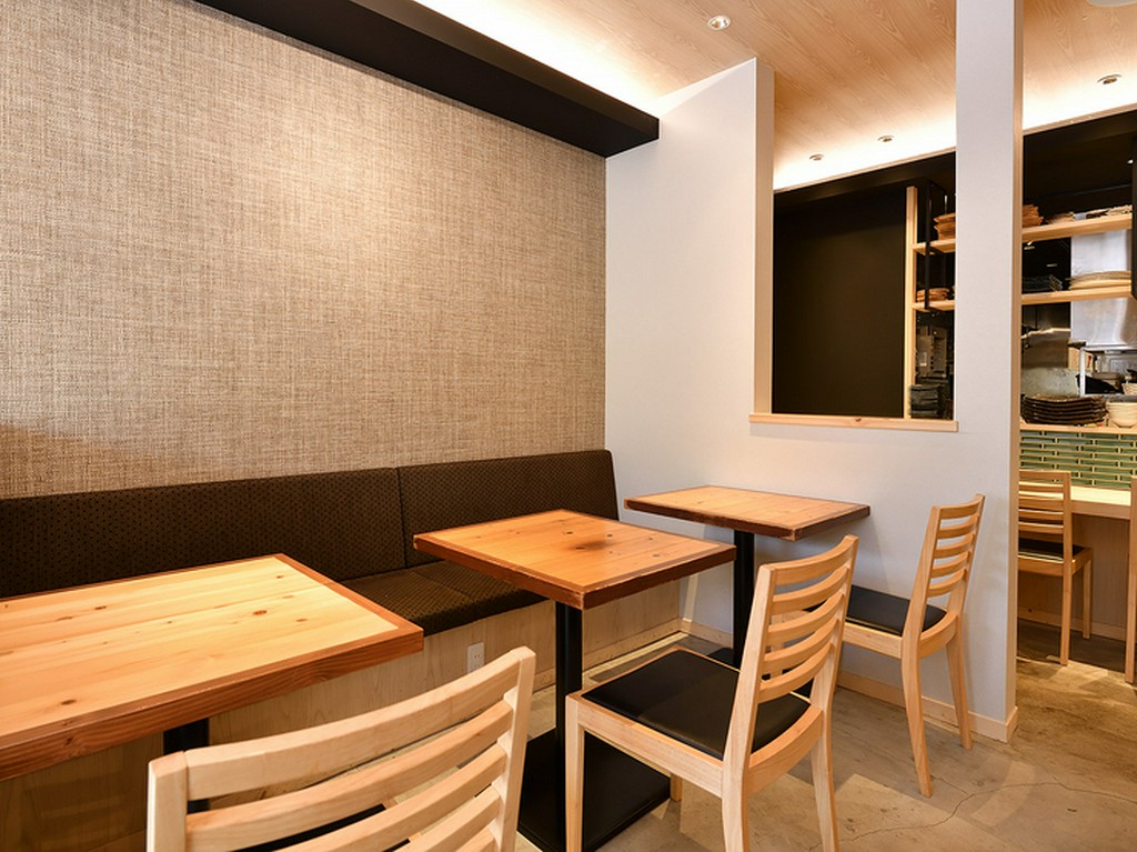 洗練空間で楽しむシェアメニューに、二人の距離も近付く