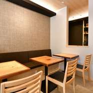 木の温もりと爽やかさが共存し、蕎麦店のイメージを一新するような洗練された空間は、デートにぴったり。お酒を嗜みながら『囲みそば』をシェアすれば、二人の距離も近付くはず。