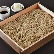お酒の締めにぴったりの蕎麦は、複数人で食せる「囲み」スタイルがオススメ。つけ汁は胡麻汁や鴨汁など6種類が用意されているので、各々好みの味で楽しめるのも嬉しいポイントです。