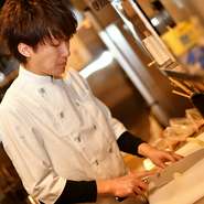 バーテンダーの経歴を持つ田中さん。時間が許せば、カウンター席のゲストへの料理の説明はもちろん、食事に合わせたお酒の提案を行うこともあるのだとか。長年の経験が光る接客にも注目です。