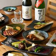 蕎麦店ながら、和風グラタンやパテドカンパーニュなど、お酒に合うつまみが充実しています。ドリンクも様々な銘柄が種類豊富に用意され、居酒屋のように気軽に楽しめるのが同店ならではの魅力です。