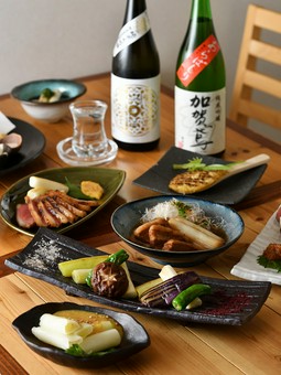 種類豊富なお酒と、ぴったりのつまみメニューを楽しめる