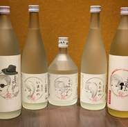 ワイン以外のドリンクも多彩、お酒を愛するオーナーこだわりのラインナップとなっています。『となりのおくさん』『もとかの』など、ユニークな九州の焼酎も用意。印象的なラベルと飲みやすさで人気のようです。