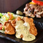 こんがり揚げた鶏ムネ肉に、「タケモリ」のタルタルソースをたっぷりかけていただく、宮崎育ちの母の味。九州産の醤油と昆布だしを漬けた酢でつくる、甘酸っぱいタレが、奥行きのある味わいを演出しています。