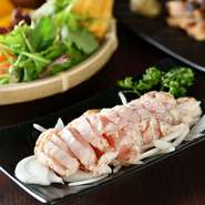 新鮮な鶏肉だからこそ提供できるひと品。皮を炭でカリッと焼いてから提供。あっさりといただけるため、おつまみとしても気軽に注文できます。
