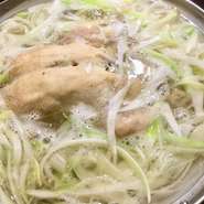 本物の味をお楽しみ下さい。タッカンマリ、スンドュブチゲ、ホルモン鍋があります。