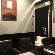 店内奥側より6名様席2ヶ所の半個室、6名様席3ヶ所のボックス席があります。