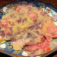 人気部位ハラミに、たっぷりの刻みにんにくをもみ込んで、旨さと元気度をパワーアップ。香ばしさ、肉の美味しさと食べ応え、満足感とも最高。明日のニオイを気にしないでいい日に、めいっぱいお楽しみを！