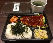 ・ご飯大盛り無料、わかめスープ付き
