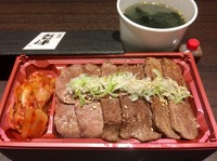 ・ご飯大盛り無料、わかめスープ付き
・キムチ、ナムル、浅漬け選択