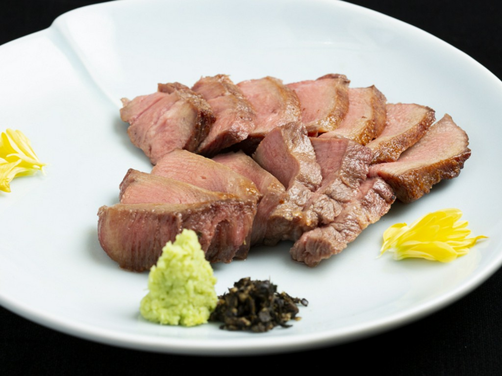 炭火でじっくり！旨みが凝縮『厚切り牛タン』