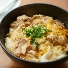 炭火で焼いた鶏が香ばしい『特製炭火鶏の親子丼』