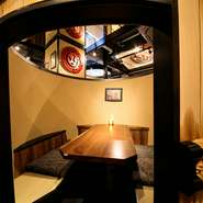 半個室も完備している【横浜　酒槽】。樽を模した独特の形で、気分を高めてくれます。周囲のゲストと顔を合わせることもなく、プライベート空間でマイペースに過ごせるのも嬉しいポイントです。