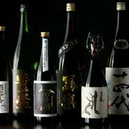 日本酒も自慢で、特に季節の限定酒が充実。通常は入手困難なプレミアム銘柄も登場します。料理に合わせたペアリングコースがあり、3種or5種をカスタムメイドで提供。旬の幸×季節酒の一期一会の味を味わってみては。