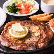 柔らかく旨みの濃い穀物牛のリブロースは、あふれる肉汁ととろける食感が魅力。大麦を食べて育っているから、臭みもなく濃厚な味わいです。2種のオリジナルソースと自家製テルミドールバター、ライス付。