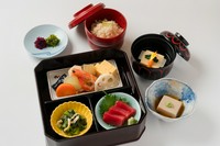 小鉢・胡麻豆腐・向付（鮪）・八寸・季節の御飯・香物・赤出汁又はお吸物
・茶碗蒸し付　2640円
